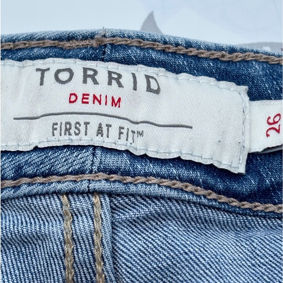 Torrid plus size 26 women’s raw edge distressed denim shorts very good condition - Picture 2 of 11